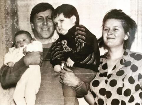 Throwback picture of Alla Azarenka with her husband Fedor Azarenka and children Victoria Azarenka and Max Azarenka.
